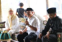 Patut Dicontoh, KMB Berkurban 8 Ekor di Bulukumba FOTO: Ketua DPP KMB, Jumrana Salikki bersama Sekda Pemkab Bulukumba Muh Ali Saleng saat penyerahan 8 ekor sapi disumbangkan warga asal Bulukumba yang berdomisili di luar provinsi Sulawesi Selatan.