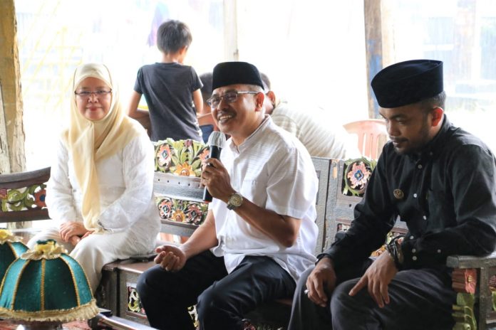 FOTO: Ketua DPP KMB, Jumrana Salikki bersama Sekda Pemkab Bulukumba Muh Ali Saleng saat penyerahan 8 ekor sapi disumbangkan warga asal Bulukumba yang berdomisili di luar provinsi Sulawesi Selatan.