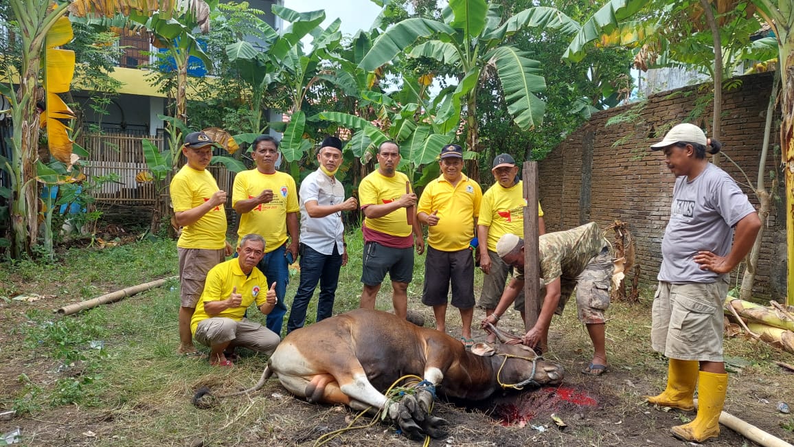 FOTO: Pengurus Pimcam dan Pimlur di Kecamatan Mariso saat menerima hewan qurban dari DPD II Golkar Makassar. Minggu, (10/7)