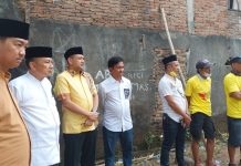DPD II Partai Golkar kota Makassar Serahkan 2 Hewan Kurban FOTO: Dari kiri Aat Sekertaris AMPG Makassar, Sekertaris dan Ketua DPD II Golkar Makassar, Irian Ahmad, Munafri Arifuddin dan Fungsionaris Partai.