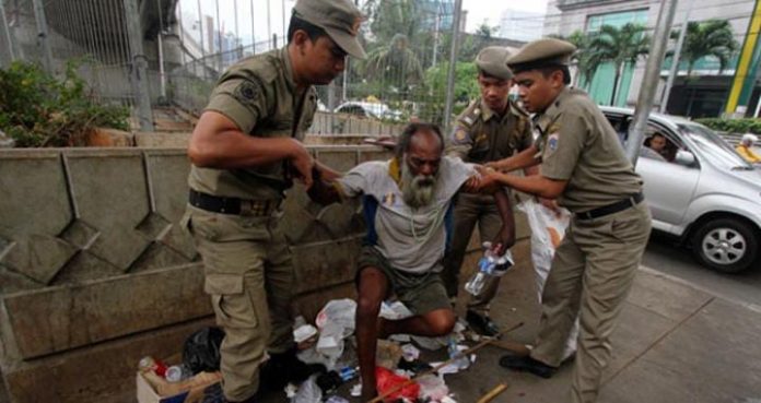 FOTO: Satpol PP saat mengamankan Gelandangan di DKI Jakarta. (IST)