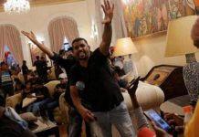 Rakyat Srilanka Masuk di Kediaman Presiden di Kolombo FOTO: Ribuan pengunjuk rasa berhasil merangsek masuk kediaman resmi Presiden Gotabaya Rajapaksa di Kolombo, Sri Lanka pada 9 Juli 2022/Net