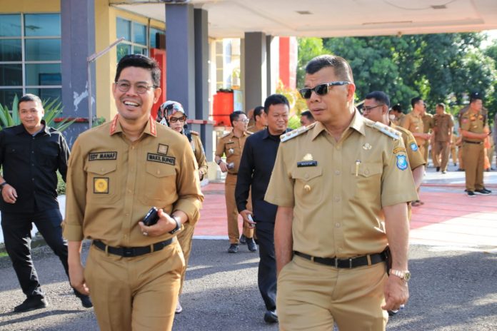 FOTO: Bupati dan Wakil Bupati Bulukumba usai menggelar apel gabungan hari pertama kantor pasca Idul Adha, Senin, 11 Juli 2022.