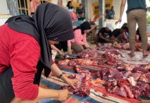 Yayasan Irwan Rahmani Nusantara Menyalurkan Daging Qurban di Bone Selatan FOTO: Yayasan Irwan Rahmani Nusantara saat membagi hewan dagin Kurban di Kecamatan Salomekko, 11 Juli 2022.