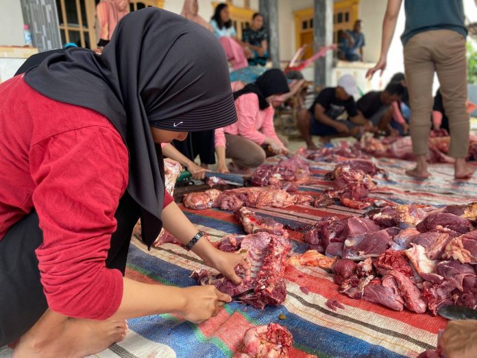 FOTO: Yayasan Irwan Rahmani Nusantara saat membagi hewan dagin Kurban di Kecamatan Salomekko, 11 Juli 2022.