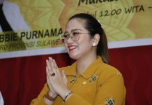 Sosialisasi Kebangsaan, Legislator Golkar Debbie Rusdin Ajak Warga Tingkatkan Ketakwaan FOTO: Anggota DPRD Sulawesi Selatan dari Fraksi Golkar, Debbie Purnama Rusdin menyempatkan bersilaturahmi dengan konstituennya warga Kecamatan Bontoala melalui sosialisasi kebangsaan tentang keagamaan, Selasa (12/07/2022).