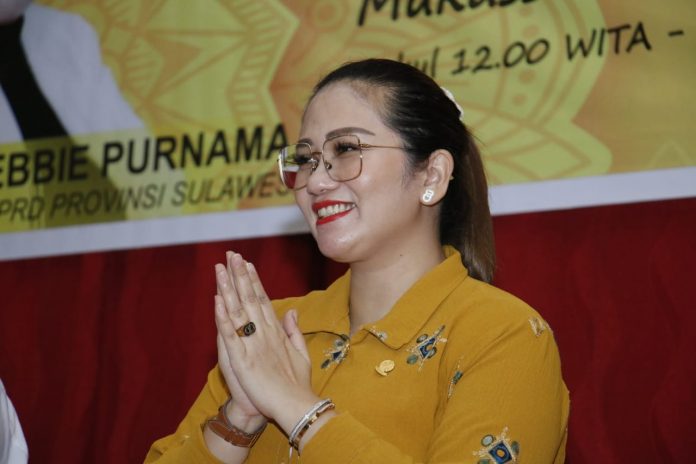 FOTO: Anggota DPRD Sulawesi Selatan dari Fraksi Golkar, Debbie Purnama Rusdin menyempatkan bersilaturahmi dengan konstituennya warga Kecamatan Bontoala melalui sosialisasi kebangsaan tentang keagamaan, Selasa (12/07/2022).