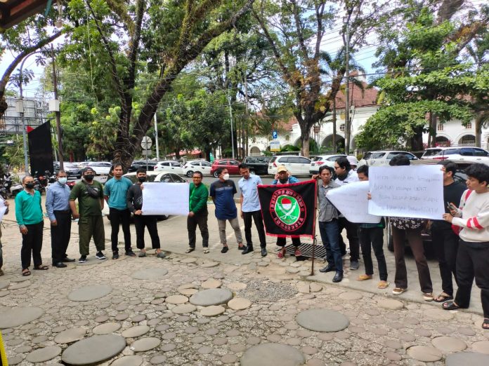 FOTO: BMI menggelar Aksi Unjuk Rasa berlangsung di Pengadilan Negeri (PN) dan Kejaksaan Negeri (Kejari) Makassar. Rabu, (13/7)