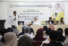 Legislator Golkar, Debbie Rusdin Gelar Sosialisasi Kebangsaan Tentang Keagamaan Bersama Warga di Kecamatan Wajo FOTO: Anggota Komisi A, DPRD Sulawesi Selatan dari Fraksi Golkar, Debbie Purnama Rusdin kembali menyapa warga kecamatan Wajo melalui sosialisasi Kebangsaan dengan tema keagamaan. Ratusan warga hadir dalam Sosialisasi itu.
