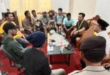 Nasib JT Menunggu Keputusan Rapat Pleno Golkar, Sekda Bulukumba: Sudah Dibentuk Tim FOTO: Aliansi Mahasiswa dan Pemuda Bulukumba saat diterima diruang tamu DPD II Golkar Bulukumba. Selasa, (19/7)