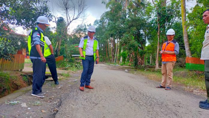 FOTO: Wakil Bupati Bulukumba Andi Edy Manaf melakukan pemantauan pekerjaan jalan pada ruas Dampang-Bontorita dengan panjang jalan kurang lebih 7,030 kilometer.