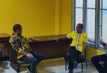 Kadir Halid Bikin Gaduh, Hendak Pimpin Rapat Pleno, TP: Itu Ilegal Langgar Juklak Partai Golkar FOTO: Kiri Ketua AMPG Sulsel, Rahman Pina, Saat menemui Kadir Halid yang hendak memimpin rapat pleno di Sekertariat DPD I Golkar Sulsel. Kamis, (21/7)