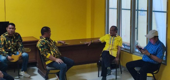 FOTO: Kiri Ketua AMPG Sulsel, Rahman Pina, Saat menemui Kadir Halid yang hendak memimpin rapat pleno di Sekertariat DPD I Golkar Sulsel. Kamis, (21/7)