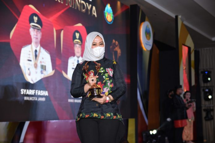 FOTO: Kepala Dinas Pemberdayaan Perempuan dan Perlindungan Anak Kota Makassar Achi Soleman, S.Stp, M. Si menghadiri acara Penerimaan Penghargaan KLA Tahun 2022