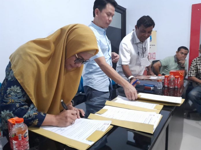 FOTO: Tengah Direktur Utama (Dirut) PD Parkir Makassar, Yulianti Tomu.