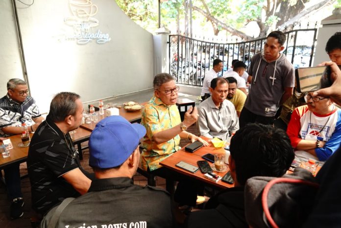 FOTO: Ketua DPD I Partai Golkar Sulsel, Taufan Pawe, Saat menemui awak media disalah satu Warkop di Jl. Sawerigading, Makassar. Minggu, (24/7/2022).