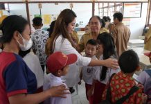 Anggota DPR RI Eva Stevany Serahkan Beasiswa PIP ke Siswa SLB Tana Toraja