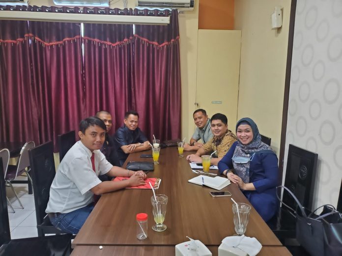 IMG-20220728-WA0072 FOTO: Proses mediasi yang dihadiri langsung oleh perwakilan Citilink dari Jakarta yakni Irvan Jameel Akbar selaku SM Corporation & Litigation, Adhis Yuliani selaku SM Customer Handling Management dan Dedi Kanedi Pimpinan Citilink Cabang Makassar sedangkan calon penumpang diwakili oleh Kuasa Hukum dari Kantor Hukum