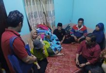 Soal Bayi Danendra, Kades Tamannyeleng: Hentikan Provokasi, Mereka Sudah Berdamai FOTO: Pihak manajemen RSU Wahidin Sudirohusodo saat menemui Keluarga bayi Danendra di Desa Tamannyeleng, Kecamatan Barombong, Kabupaten Gowa. Jumat, 22 Juli 2022 lalu.