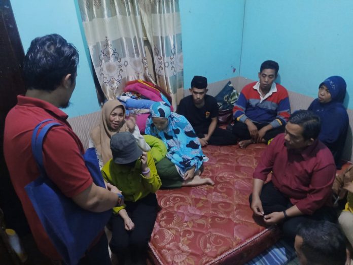 FOTO: Pihak manajemen RSU Wahidin Sudirohusodo saat menemui Keluarga bayi Danendra di Desa Tamannyeleng, Kecamatan Barombong, Kabupaten Gowa. Jumat, 22 Juli 2022 lalu.