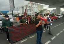 Soal Islamic Center, GMB Kembali Gelar Aksi Desak Kejaksaan Tunda SPPBJ CV. Megaguna Sarana Mandiri FOTO: Gerakan Mahasiswa Bersatu menggelar aksi di Jl. AP. Petarani depan Kantor Dimas PUTR Provinsi Sulawesi Selatan