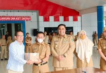 Peringati Hari Anak, Yayasan Turikalengna Beri bantuan berupa puluhan ribu Botol Vitamin A dan Obat Cacing Ke Pemkab Maros FOTO: Dari Kiri Ketua Yayasan Turikalengna, Iwan Majjalekka, Bupati Maros, Chaidir Syam. Wakil Bupati Maros, Suhartina Bohari, Sekretaris Daerah Maros, Andi Davied, Kepala Dinas Kesehatan Kabupaten Maros, Dr. Yunus, dan Ketua DPD Persatuan Ahli Gizi Sulawesi Selatan, Mandjilala.
