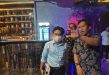 Soal Eksodus, Camat Tamalanrea Tidak Pernah Keluarkan Rekomendasi Izin BAR, BMI Minta PTSP Bertindak Tegas FOTO: Ketua Umum BMI, Muhammad Zulkifli Saat didampingi pihak legal Eksodus saat mendatang tempat Hiburan Malam tersebut.