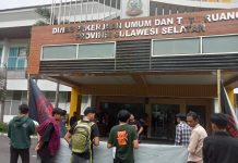 Pembangunan Rutan Kejati Sulsel Berlarut-Larut, Aktivis Desak Gubernur Sulsel Copot KPA FOTO: Gerakan Mahasiswa Bersatu (GMB) saat menggelar aksi di Dinas PUTR Provinsi Sulawesi Selatan.