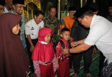 Distribusikan 500 Tas Cerdas, Wabup Edy Manaf: Kebijakan Baznas Telah Menuai Manfaat FOTO: Wakil Bupati Andi Edy Manaf saat memberikan Tas CERDAS BAZNAS kepada siswa sekolah dasar dalam acara MUHARRAM CERIA 1444 Hijriah, di Masjid ICDT Bulukumba, Rabu 3 Agustus 2022.
