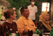 Bupati Andi Utta Jamu Makan Malam Konjen Australia Bronwyn Robbins FOTO: Kiri Konsulat Jenderal Australia di Makassar, Bronwyn Robbins saat bersama Bupati Bulukumba Muchtar Ali Yusuf