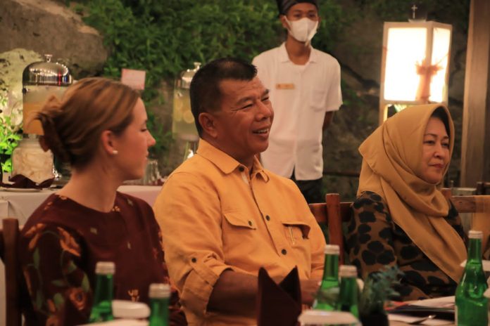 FOTO: Kiri Konsulat Jenderal Australia di Makassar, Bronwyn Robbins saat bersama Bupati Bulukumba Muchtar Ali Yusuf