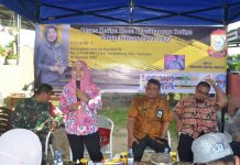 Reses Ketiga, Nurul Hidayat Disambut Antusias Warga Barombong FOTO: Anggota Dewan Perwakilan Rakyat Daerah (DPRD) Makassar, Nurul Hidayat menggelar Reses Ketiga Masa Persidangan Ketiga Tahun 2021-2022. Agenda rutin ini dilaksanakan di Perumahan Tanjung Alya blok M Kelurahan Barombong, Kecamatan Tamalate, Kamis (4/8/2022).