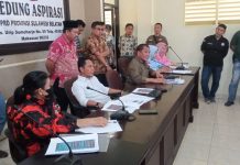 MPW PP Sulsel Gelar Aksi Soal Tambang Ilegal di Bajeng, Haji Ria: Itu untuk Kolam Ikan, Bukan Kegiatan Tambang Galian C FOTO: Kiri Ketua MPW Pemuda Pancasila Sulsel dan Rahman Pina Ketua Komisi E DPRD Sulsel saat menerima peserta aksi di ruang Aspirasi DPRD Sulsel. Kamis, (4/8/2022)