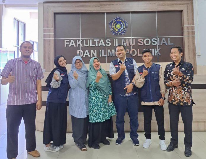 FOTO: Dr. Ihyani Malik, Dekan FISIP Unismuh dan segenap pimpinan program studi melepas tim pengabdian kepada masyarakat (PkM) FISIP Unismuh. Jumat (5/8)