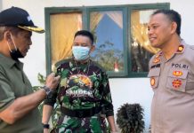 Jelang HUT RI Ke 77, Polsek Turikale Gelar Bakti Sosial di Gedung Juang 45 Markas Veteran Maros FOTO: Kapolsek Turikale Kompol Ridwan Saenong, SH. MH bersama Mayor Purn. Arianto Ketua Veteran Kabupaten Maros, saat menggelar bakti sosial di gedung Juang 45. Jumat (8/5) Pagi.
