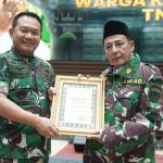 Kasad Kukuhkan Habib Luthfi Bin Ali Yahya sebagai Warga Kehormatan Angkatan Darat FOTO: Kepala Staf Angkatan Darat (Kasad) Jenderal TNI Dr. Dudung Abdurachman, mengukuhkan Dr. (HC). Maulana Al-Habib Muhammad Luthfi Bin Ali Bin Yahya sebagai warga kehormatan Angkatan Darat pada acara yang digelar di Aula GPH Djatikusumo Mabesad, Jakarta, Jumat (5/8/2022).