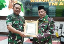 Kasad Kukuhkan Habib Luthfi Bin Ali Yahya sebagai Warga Kehormatan Angkatan Darat FOTO: Kepala Staf Angkatan Darat (Kasad) Jenderal TNI Dr. Dudung Abdurachman, mengukuhkan Dr. (HC). Maulana Al-Habib Muhammad Luthfi Bin Ali Bin Yahya sebagai warga kehormatan Angkatan Darat pada acara yang digelar di Aula GPH Djatikusumo Mabesad, Jakarta, Jumat (5/8/2022).
