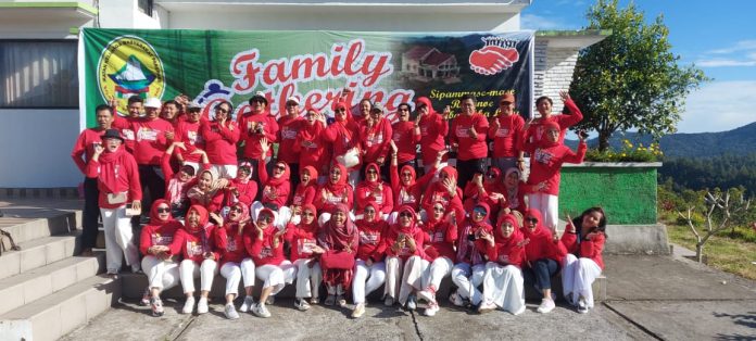 FOTO: Keluarga besar Ikatan Keluarga Masyarakat Parepare (KB IKMPAREPARE) mengadakan acara gathering keluarga pada hari minggu 7 Agustus 2022 di Malino , tepatnya di Villa diatas Bukit .