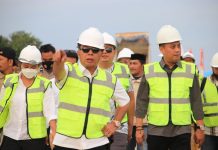 AIA-Andi Utta Tinjau Proyek Pengaman Abrasi Pantai Kalumeme FOTO: Wakil Ketua Komisi V DPR RI Andi Iwan Darmawan Aras atau AIA dan Bupati Bulukumba saat meninjau pekerjaan pembangunan Pengaman Abrasi Pantai Kamuleme di Kelurahan Kalumeme, Kecamatan Ujung Bulu, Kabupaten Bulukumba, Sabtu, 6 Agustus 2022.
