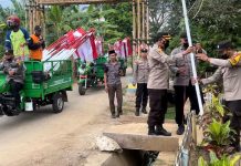 Jelang HUT RI Ke 77, Kapolsek Turikale Bersama Pekerja Sapu Jalanan, Tukang Becak dan Komunitas Motor Bagikan 200 Bendera Merah Putih FOTO: Kapolsek Turikale Ridwan Saenong, usai memasang tiang bendera merah putih di di Lingkungan Bulowa, Kelurahan Boribelayya, Kecamatan Turikale, Kabupaten Maros. Minggu, (7/8).