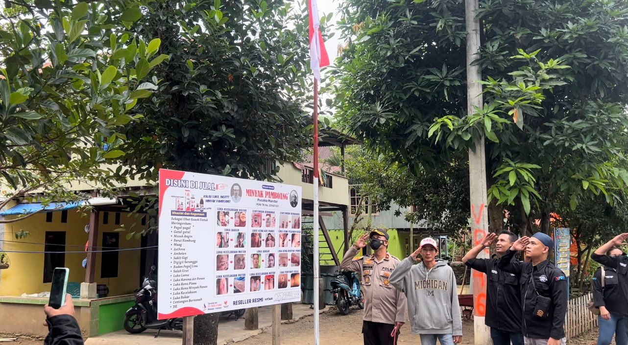 FOTO: Kapolsek Turikale Ridwan Saenong, usai memasang tiang bendera merah putih di di Lingkungan Bulowa, Kelurahan Boribelayya, Kecamatan Turikale, Kabupaten Maros. Minggu, (7/8).