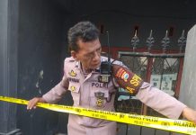 Warga Perumnas Antang Ditemukan Dalam Keadaan Sudah Tidak Bernyawa Sejak 4 Hari Lalu FOTO: Aparat Kepolisian saat melakukan olah TKP di di Jl. Kajenjeng Dalam. XI No. 96 Kelurah Manggala, Kecamatan Manggala. Minggu (7/8)