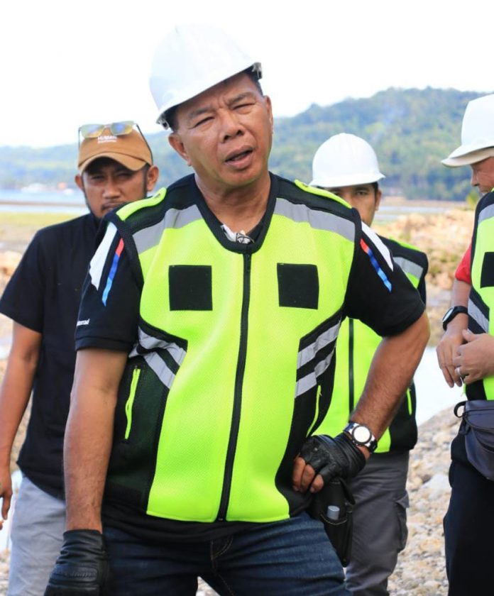 Bupati Bulukumba Muchtar Ali Yusuf memanfaatkan hari libur untuk meninjau sejumlah proyek yang saat ini tengah berjalan.