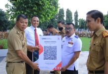 Tingkatkan Penerimaan PAD, Bupati Andi Utta Serahkan Barcode QRIS Bupati Bulukumba Andi Muchtar Ali Yusuf, menyerahkan secara simbolis kode batang (Barcode) QRIS kepada para OPD pengelola pajak dan retribusi di sela Apel Gabungan OPD, Senin 8 Agustus 2022.