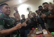 Ketua Legend Kiwal Garuda Hitam Kota Makassar Beri Kejutan, Anwar Sewang: Selamat Ulang Tahun Ke 58 Jenderal FOTO: Panglima Kodam XIV/Hasanuddin Mayor Jenderal Andi Muhammad Bau Sawa saat menerima Kue Ulang Tahun ke 58 dari Ketua Legend Kiwal Garuda Hitam Kota Makassar Anwar Sewang. Senin (8/8)