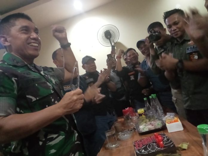 FOTO: Panglima Kodam XIV/Hasanuddin Mayor Jenderal Andi Muhammad Bau Sawa saat menerima Kue Ulang Tahun ke 58 dari Ketua Legend Kiwal Garuda Hitam Kota Makassar Anwar Sewang. Senin (8/8)