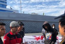 Gelar Unras, PPM Sebut ada Monopoli Pengadaan Bel Conveyor di PLTA Bakaru FOTO: Perhimpunan Pergerakan Mahasiswa (PPM) menggelar aksi unjuk rasa di Kejaksaan Tinggi Sulsel. Selasa, (9/8)