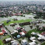 Wali Kota Khawatir Banjir di Rel Kereta Api, Dr Sawedi: Tata Ruang di Kota Makassar Sudah Sangat Parah Foto aerial, Selasa (7/11/2021), menunjukkan kawasan pemukiman di Jalan Toa Daeng 3, Kelurahan Batua, Kecamatan Manggala, Kota Makassar, Sulawesi Selatan ( Sulsel ) dikepung banjir.