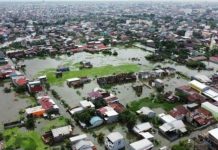 Wali Kota Khawatir Banjir di Rel Kereta Api, Dr Sawedi: Tata Ruang di Kota Makassar Sudah Sangat Parah Foto aerial, Selasa (7/11/2021), menunjukkan kawasan pemukiman di Jalan Toa Daeng 3, Kelurahan Batua, Kecamatan Manggala, Kota Makassar, Sulawesi Selatan ( Sulsel ) dikepung banjir.