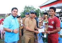 Sehari, Andi Utta Buka dan Tutup Bupati Cup I Tingkat Kecamatan FOTO: Bupati Bulukumba, Muchtar Ali Yusuf saat membuka Turnamen Sepak Bola Bupati Cup I